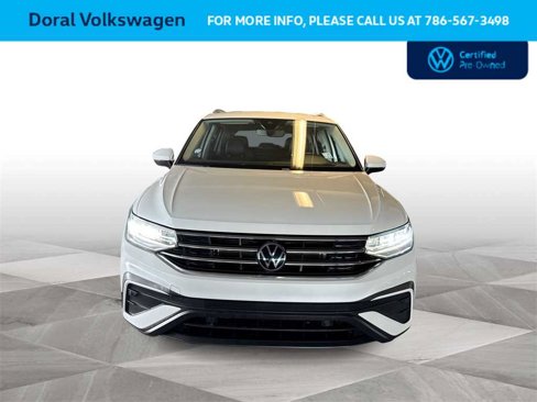 Certified 2023 Volkswagen Tiguan SE image 3
