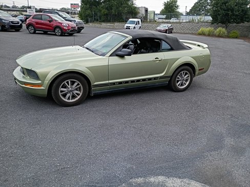 Used 2005 Ford Mustang Convertible image 2