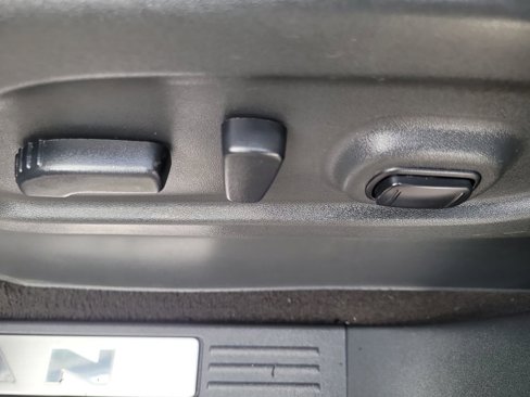 Used 2018 Nissan Titan SV w/ Chrome Package image 17