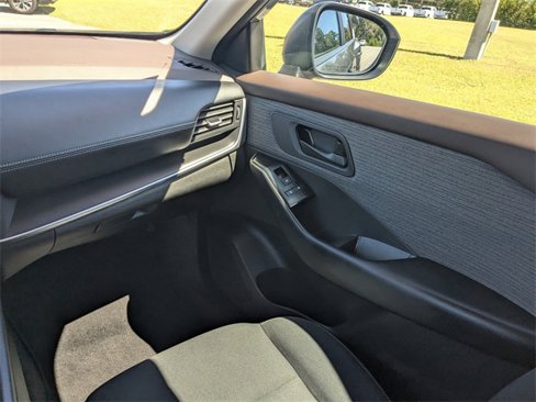 Used 2023 Nissan Rogue S image 16