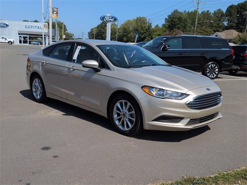 Used 2017 Ford Fusion SE w/ Fusion SE Technology Package image 15