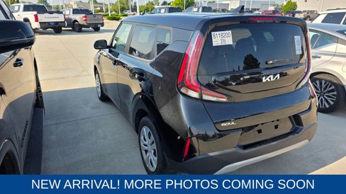 Used 2023 Kia Soul LX image 2