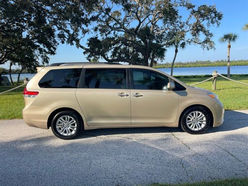 Used 2014 Toyota Sienna XLE image 4