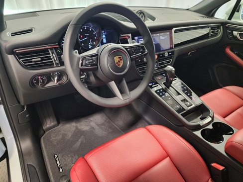 Used 2025 Porsche Macan image 4