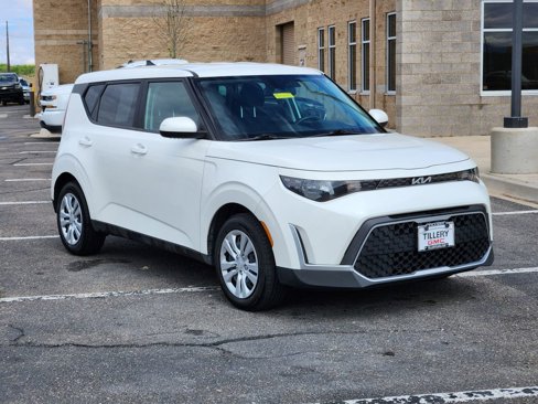 Used 2023 Kia Soul LX image 2