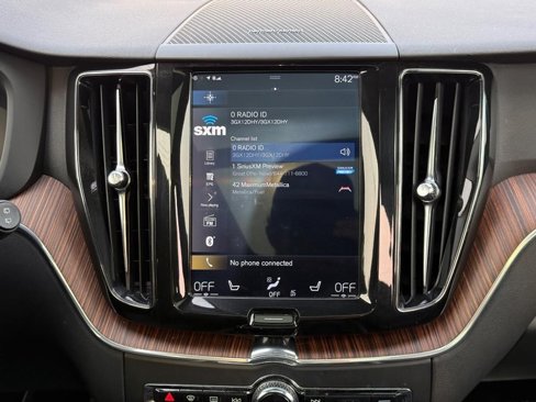 Used 2019 Volvo XC60 T5 Momentum w/ Multimedia Package image 14