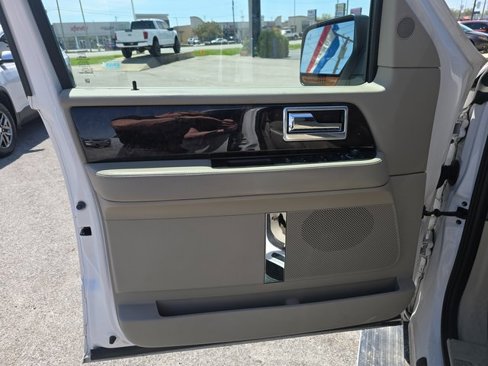 Used 2016 Lincoln Navigator Select image 9
