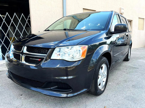 Used 2013 Dodge Grand Caravan SXT image 2