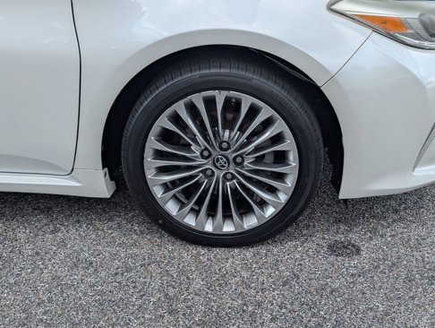 Used 2017 Toyota Avalon Limited image 6