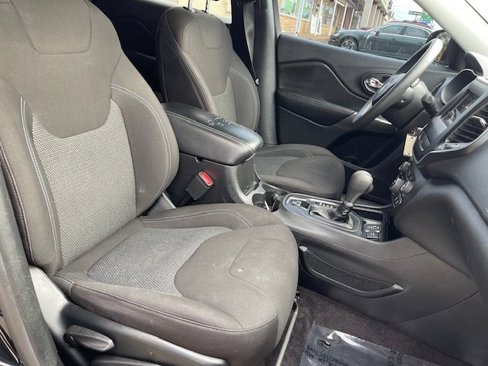 Used 2019 Jeep Cherokee Latitude w/ Popular Appearance Group image 16