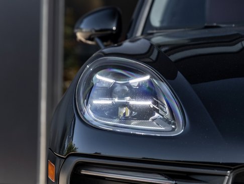 Certified 2023 Porsche Macan image 16