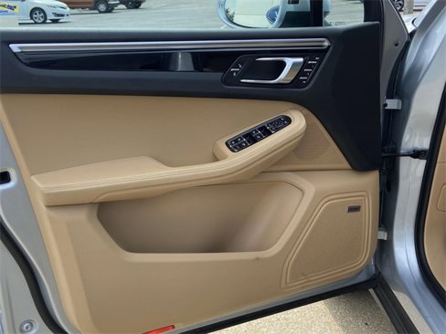 Used 2018 Porsche Macan image 12