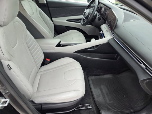 Used 2022 Hyundai Elantra Limited image 13