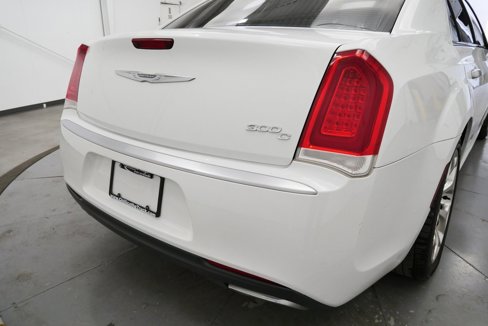Used 2016 Chrysler 300 C Platinum image 9