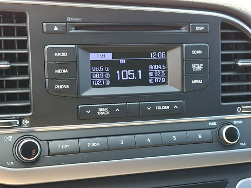 Used 2018 Hyundai Elantra SE image 18