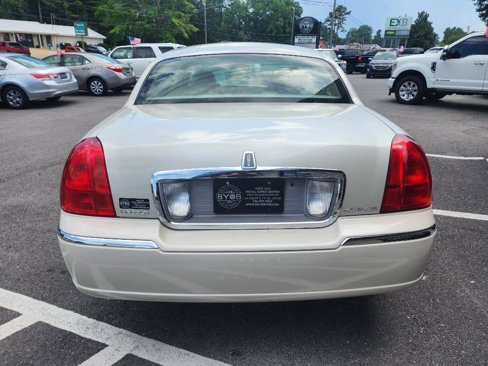 Used 2006 Lincoln Town Car Signature image 5