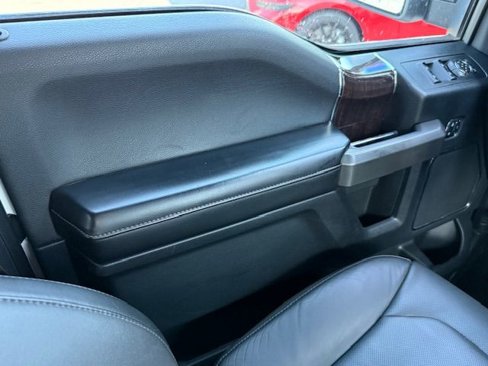 Used 2015 Ford F150 Platinum w/ Equipment Group 701A Luxury image 31