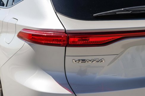 Used 2022 Toyota Venza LE image 6