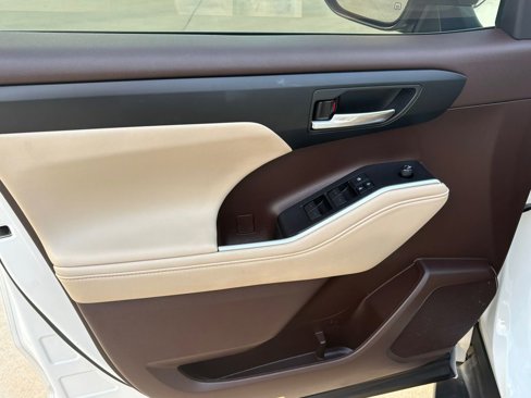 Used 2021 Toyota Highlander XLE image 16