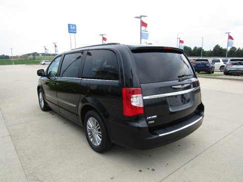 Used 2015 Chrysler Town & Country Touring-L image 7