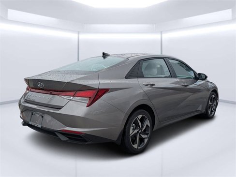 Used 2023 Hyundai Elantra SEL w/ Convenience Package image 3