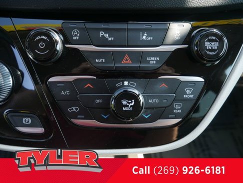 Used 2023 Chrysler Pacifica Touring-L image 33