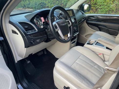Used 2016 Chrysler Town & Country Touring w/ Driver Convenience Group image 28