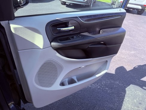 Used 2015 Chrysler Town & Country Touring image 45