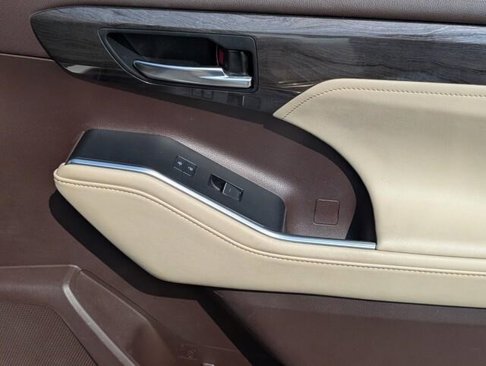 Used 2021 Toyota Highlander Platinum image 40