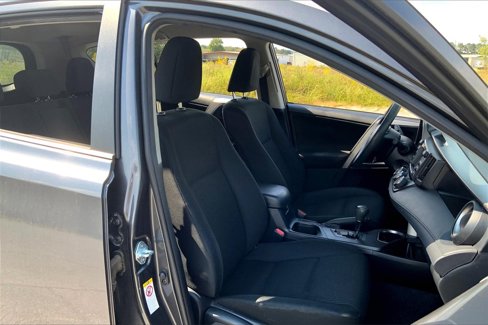 Used 2018 Toyota RAV4 LE image 8
