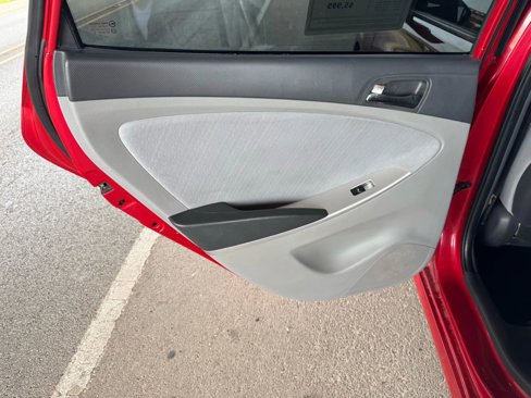 Used 2013 Hyundai Accent SE image 17