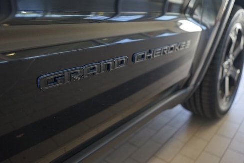 Used 2019 Jeep Grand Cherokee Laredo image 14