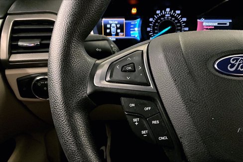 Used 2017 Ford Fusion SE w/ Fusion SE Technology Package image 18
