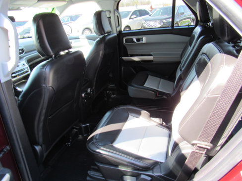 Used 2022 Ford Explorer XLT w/ Equipment Group 202A image 27