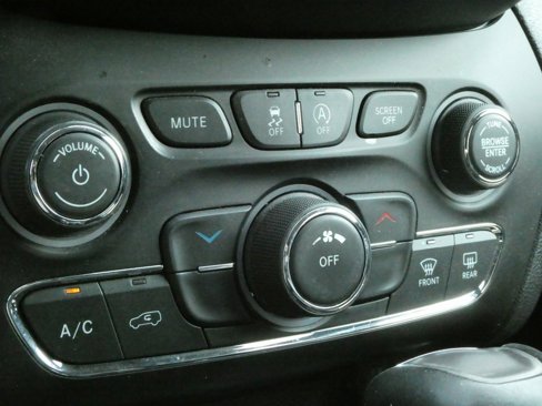 Used 2019 Jeep Cherokee Latitude Plus image 16