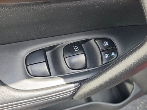 Used 2018 Nissan Rogue Sport S image 19