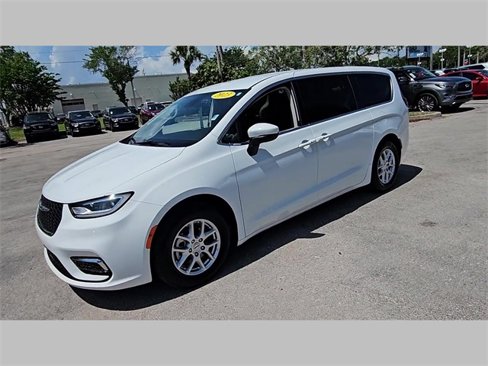 Used 2023 Chrysler Pacifica Touring-L image 33