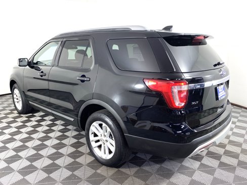Used 2017 Ford Explorer XLT image 8
