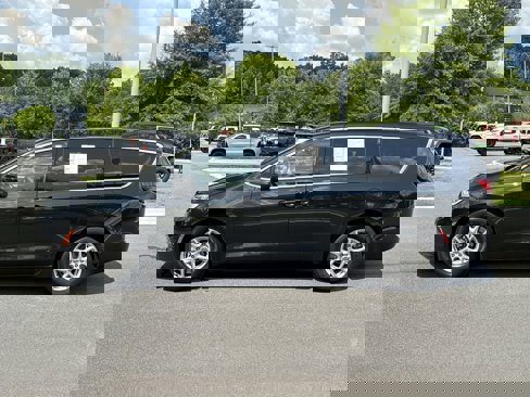 Used 2023 Chrysler Pacifica Touring-L image 2