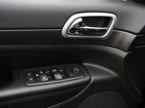Used 2018 Jeep Grand Cherokee Altitude image 19