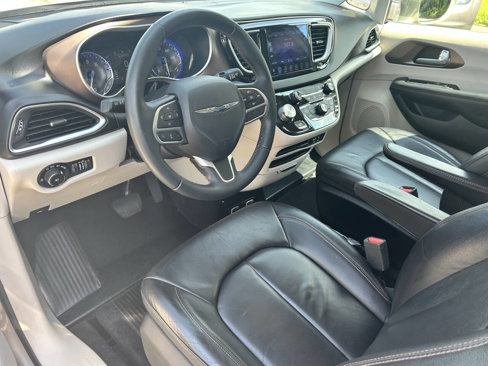 Used 2017 Chrysler Pacifica Touring-L image 13