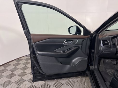 Used 2021 Nissan Rogue SV w/ Premium Package image 9