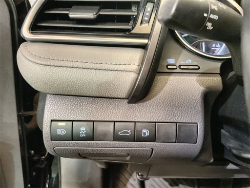 Used 2018 Toyota Camry SE image 16