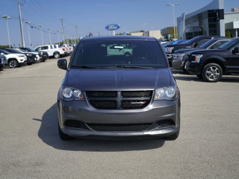 Used 2017 Dodge Grand Caravan SE image 2