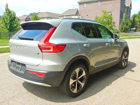 Used 2025 Volvo XC40 B5 Plus image 4