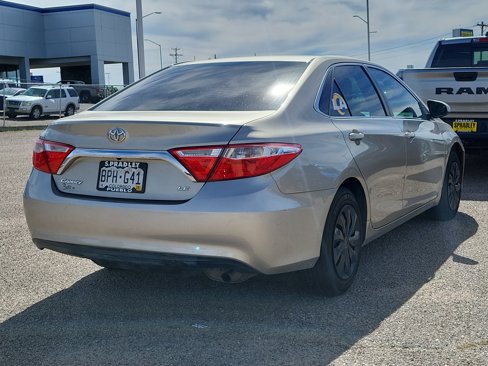 Used 2016 Toyota Camry LE image 3