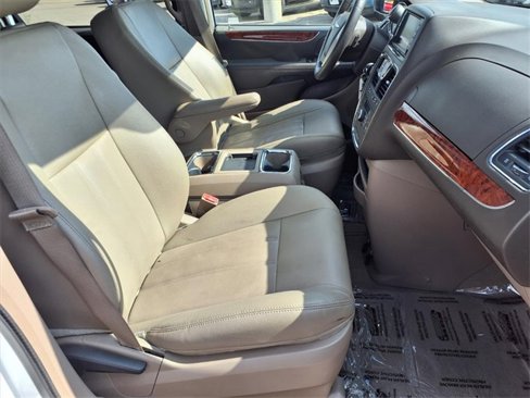 Used 2016 Chrysler Town & Country Touring image 21