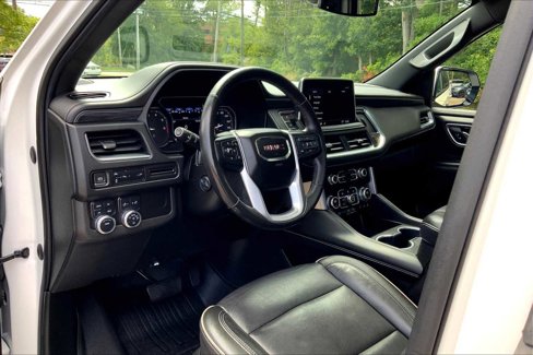 Used 2021 GMC Yukon XL SLT w/ SLT Premium Package image 16