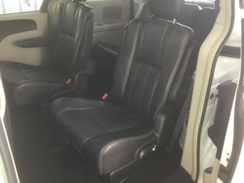 Used 2014 Chrysler Town & Country Touring image 14
