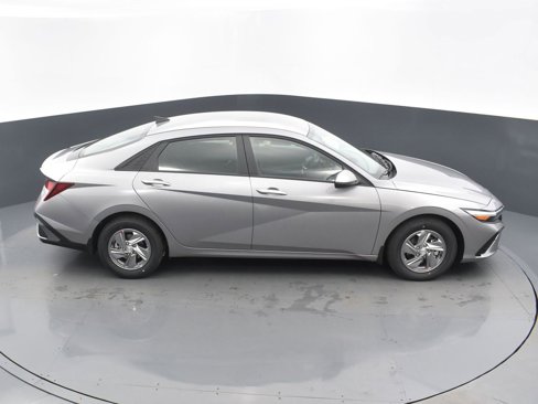 Used 2025 Hyundai Elantra SE image 15